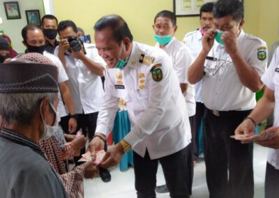 Salurkan BLT di Saronda, Bupati Luwu Singgung Pembangunan Jalan Poros Bajo-Latimojong