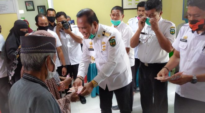 Salurkan BLT di Saronda, Bupati Luwu Singgung Pembangunan Jalan Poros Bajo-Latimojong