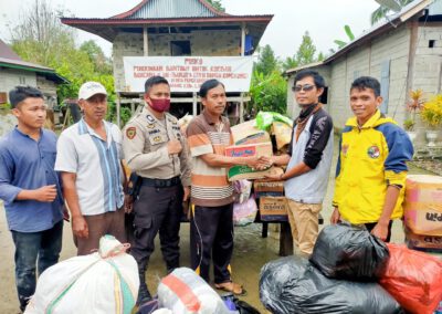 Pemerintah Desa Saronda Salurkan Bantuan Logistik Bagi Korban Banjir Bandang di Lutra